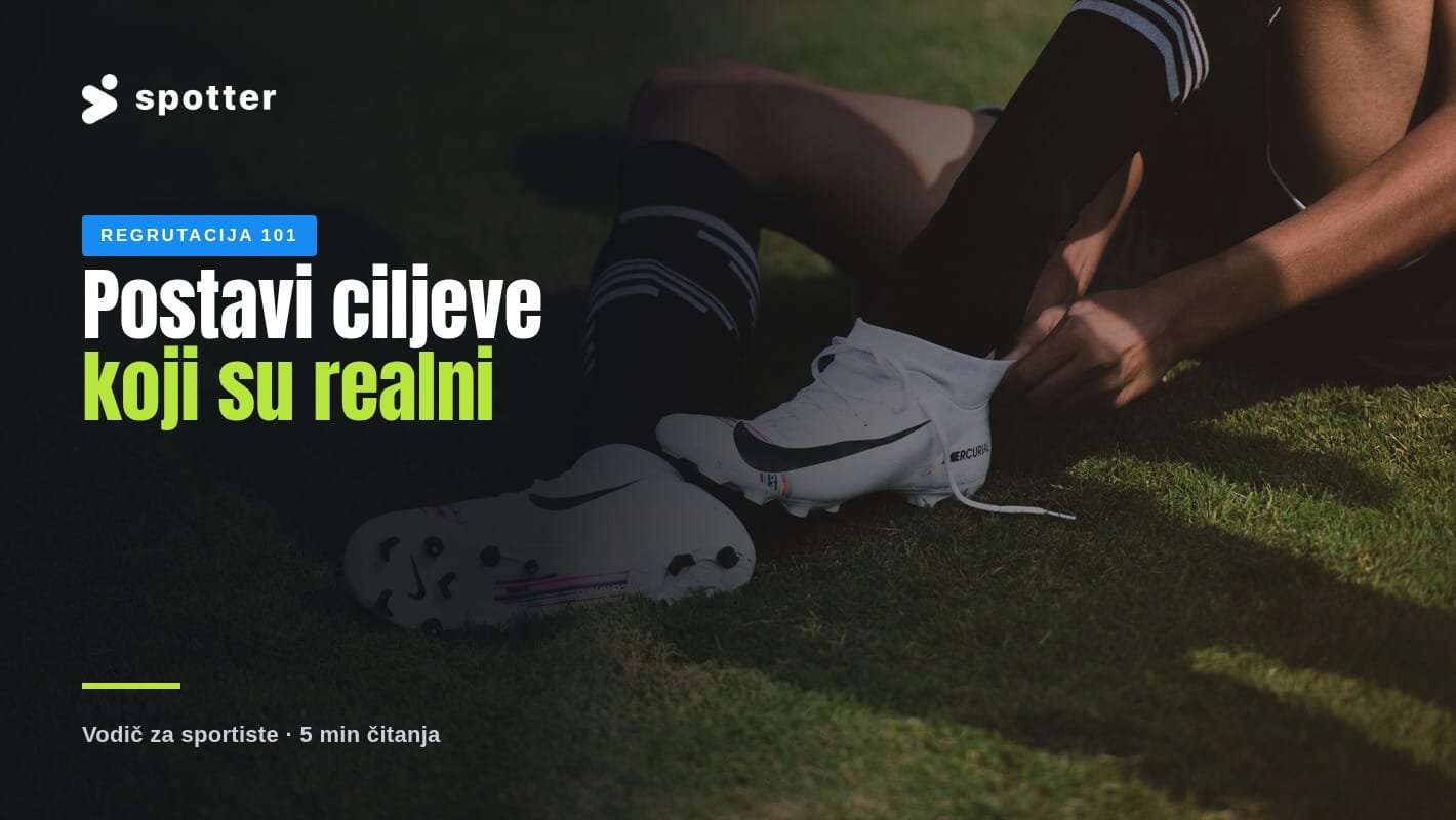 Fudbaler vezuje kopačke sedeći na travnatom terenu, krupni kadar