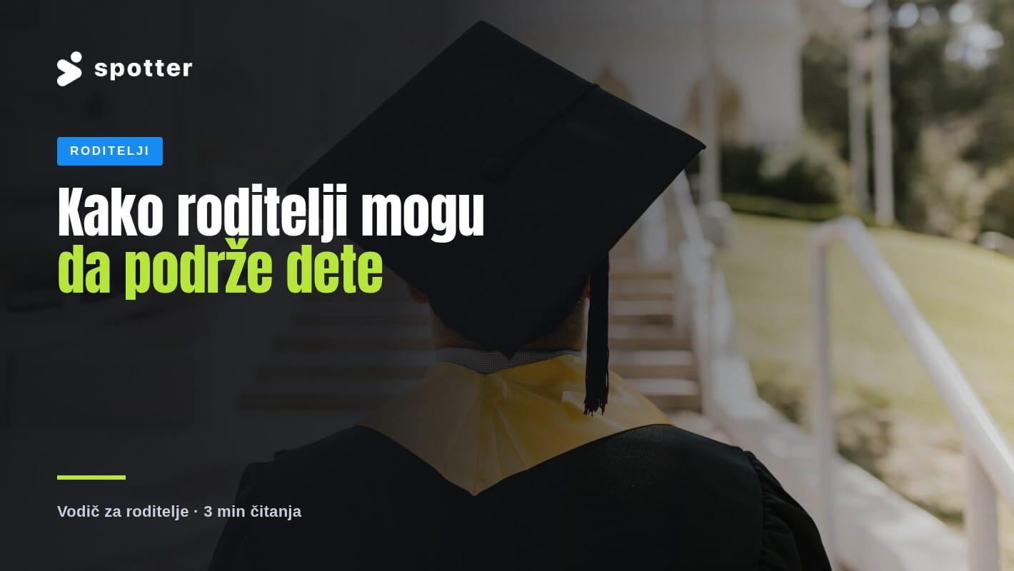 Diplomac u togi i kapi, snimljen s leđa, ispred stepenica kampusa.