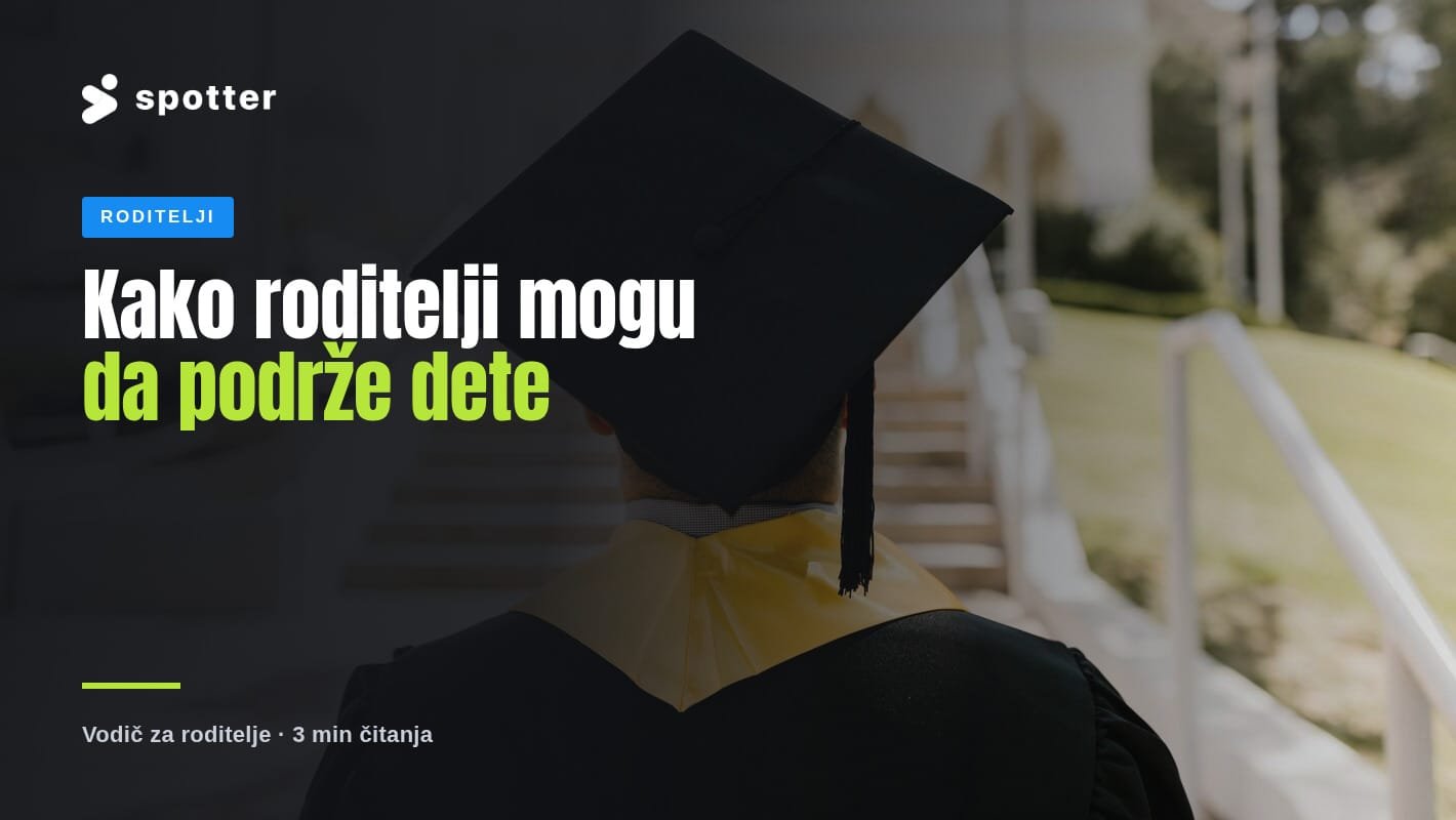 Diplomac u togi i kapi, snimljen s leđa, ispred stepenica kampusa.