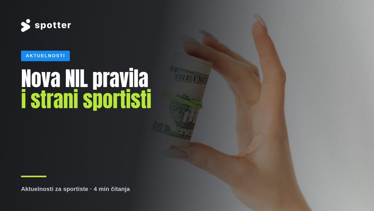 Ruka drži smotuljak američkih dolara na beloj pozadini.