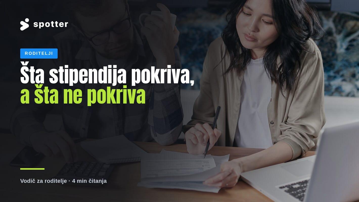 Roditelj za kuhinjskim stolom pregleda račune uz kalkulator i laptop