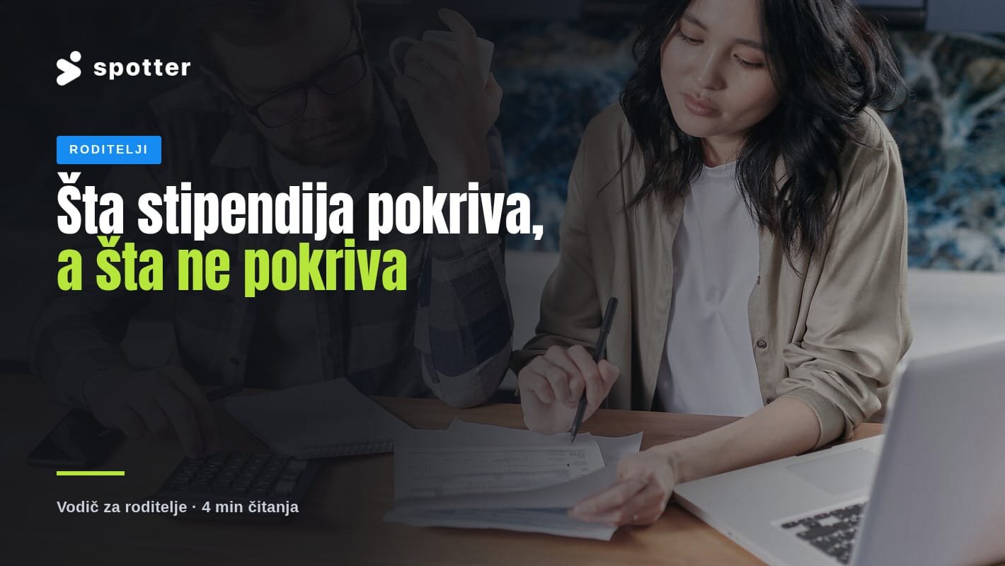 Roditelj za kuhinjskim stolom pregleda račune uz kalkulator i laptop